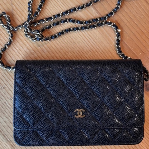 Chanel wallet on chain - Picture 1 of 2